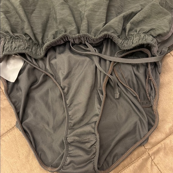 Nike Dri-Fit Women's Gray Sleeveless Top and Shorts Set - Picture 10 of 11